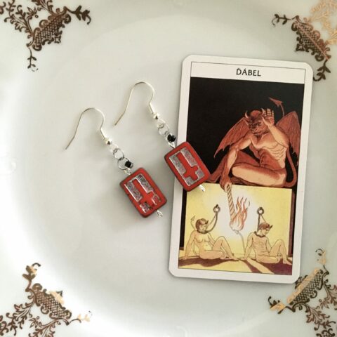 ďáblovy náušnice s obrácenými kříži