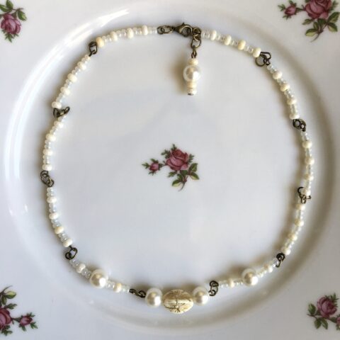 Náhrdelník Doris ve vintage stylu s perlovými korálky a květinou